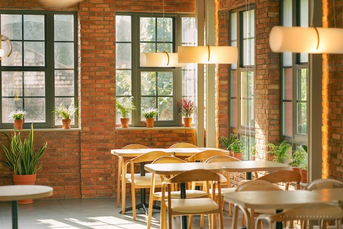 レンガ造りの暖かい雰囲気の店内1