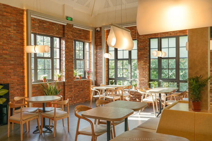 レンガ造りの暖かい雰囲気の店内2